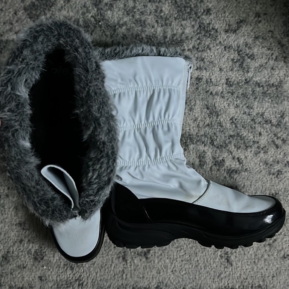 Totes Snow Boots - Picture 2 of 8